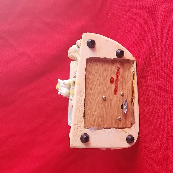 Cherubs Playing Piano Music Box - Picture 5 of 5